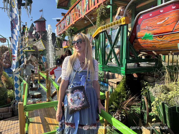 Lach + Freu Haus auf dem Oktoberfest 2025 auf der Strasse 5 (©Foto: Martin Schmitz) 